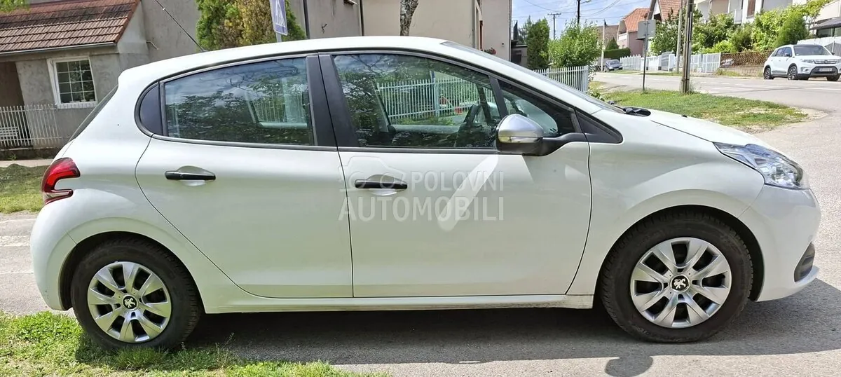 Peugeot 208 2015 photo 3