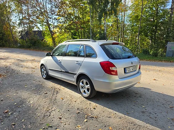 Skoda Fabia 2010 photo 2