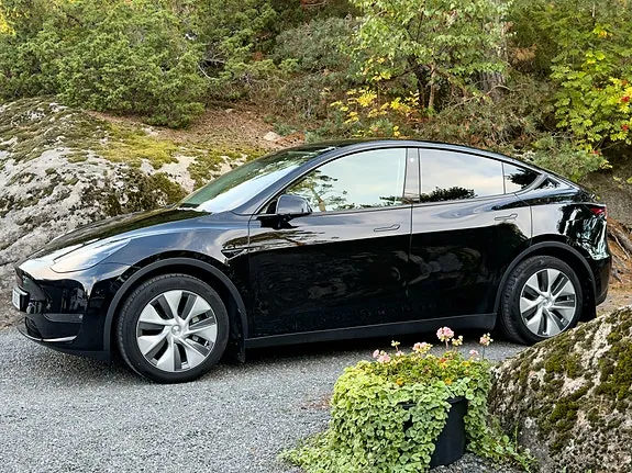 Tesla Model Y 2023 photo 2