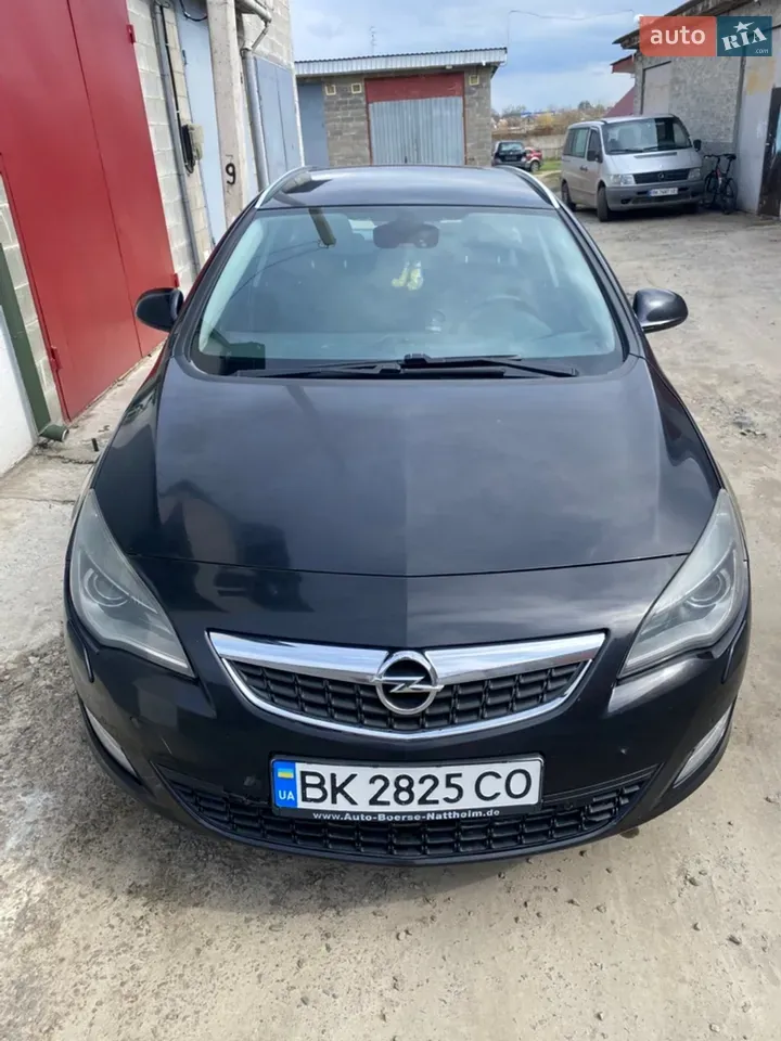 Opel Astra 2011 photo 2