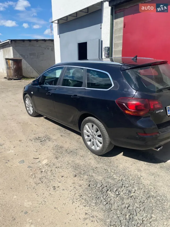 Opel Astra 2011 photo 3