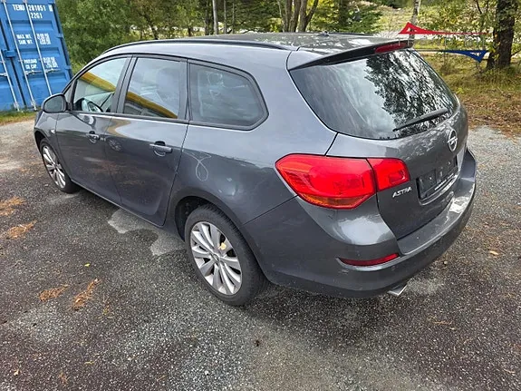 Opel Astra 2012 photo 2