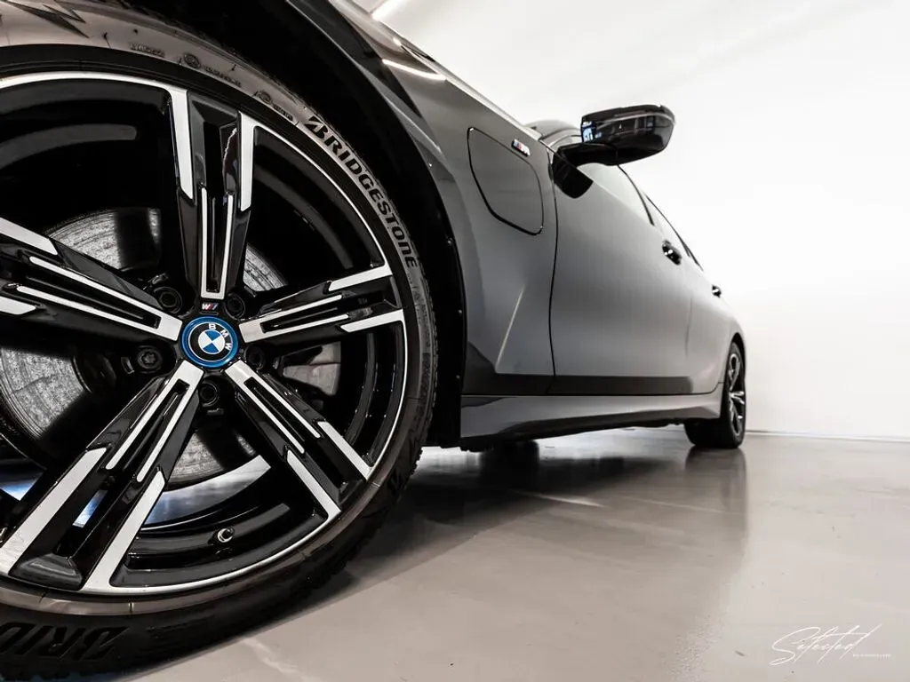 BMW 3 Series 2024 photo 3