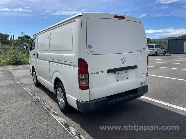 Toyota Regiusace Van 2019 photo 3