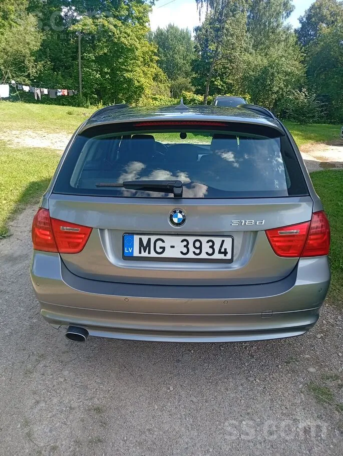 BMW 318 2010 photo 4