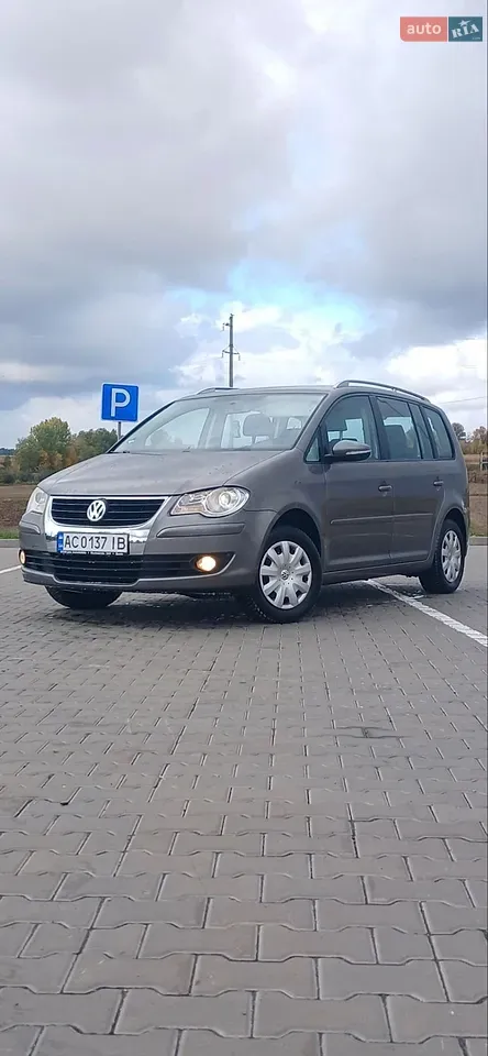 Volkswagen Touran 2009 photo 2