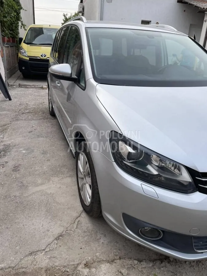 Volkswagen Touran 2011 photo 2