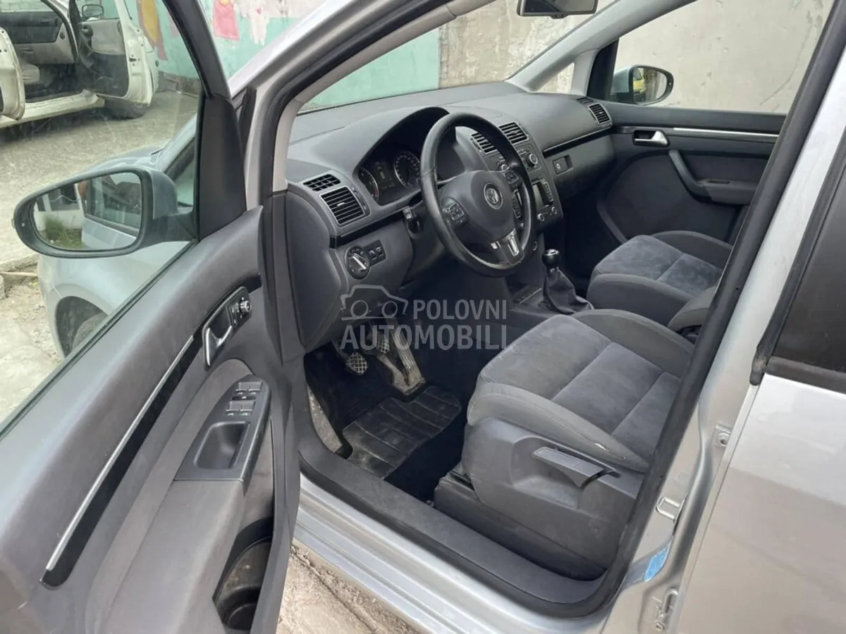 Volkswagen Touran 2011 photo 4