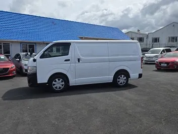 Toyota Hiace 2013 photo 5