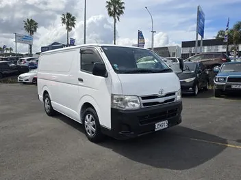 Toyota Hiace 2013 photo 2