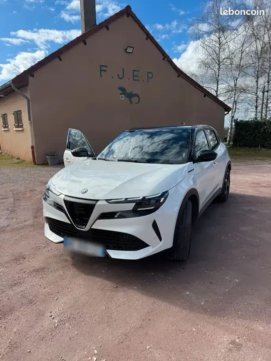 Alfa Romeo Junior 2025 photo 2