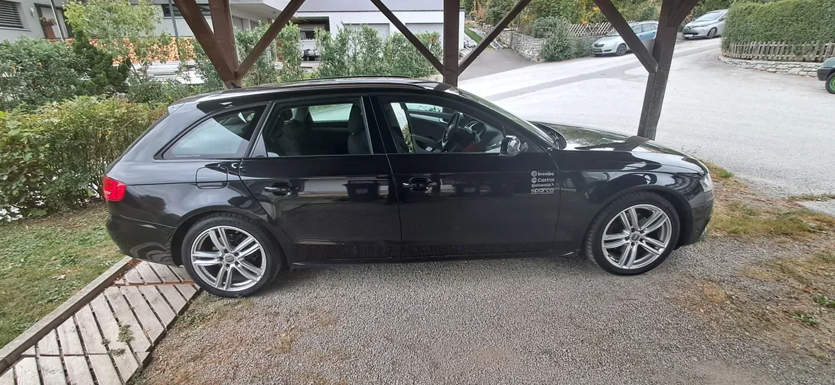 Audi A4 2010 photo 2