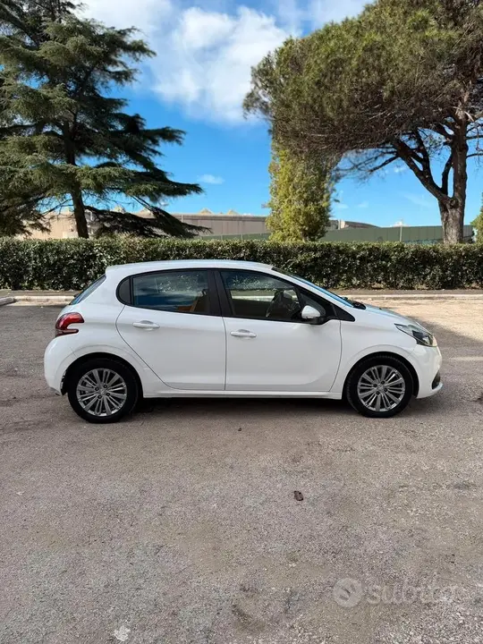 Peugeot 208 2017 photo 3