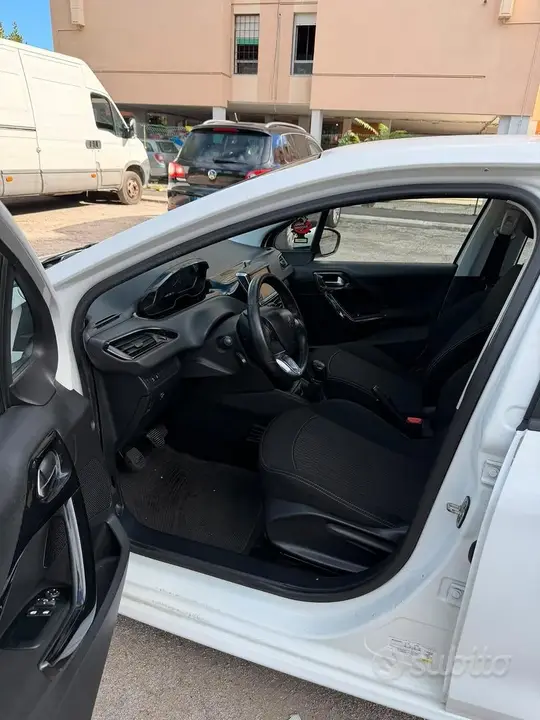 Peugeot 208 2017 photo 5