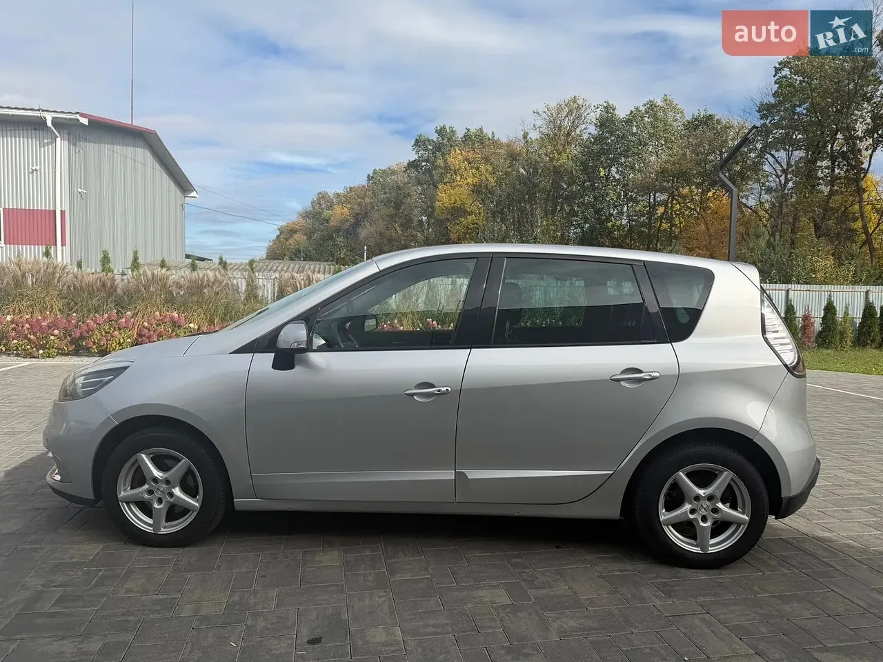 Renault Scenic 2012 photo 2