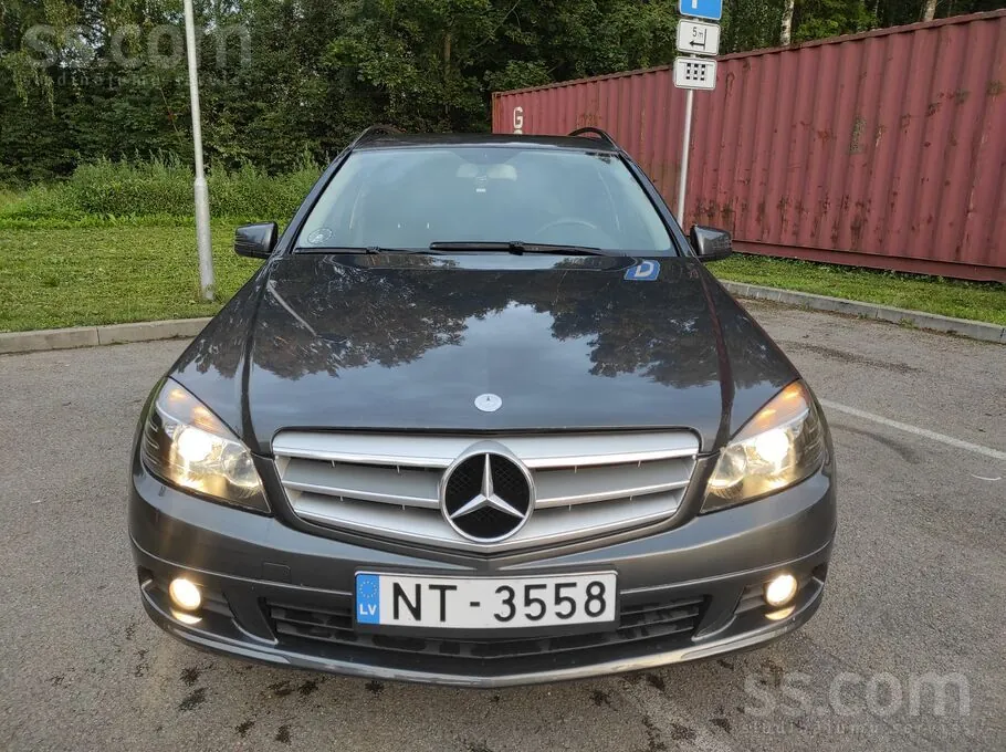 Mercedes-Benz C200 2010 photo 2