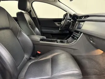 Jaguar Xf 2018 photo 2