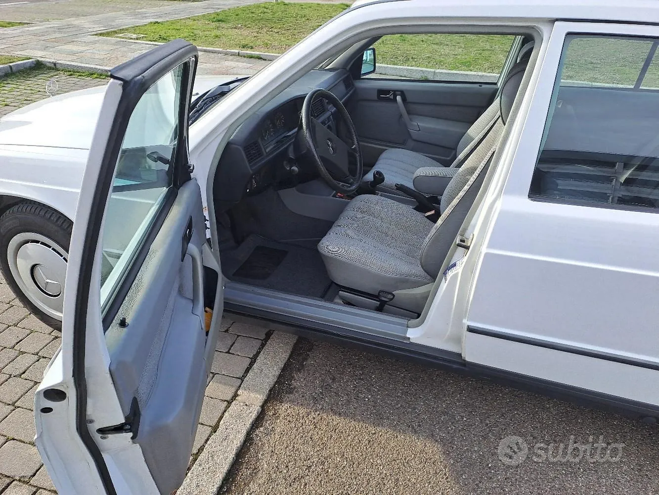 Mercedes-Benz 190E 1989 photo 3