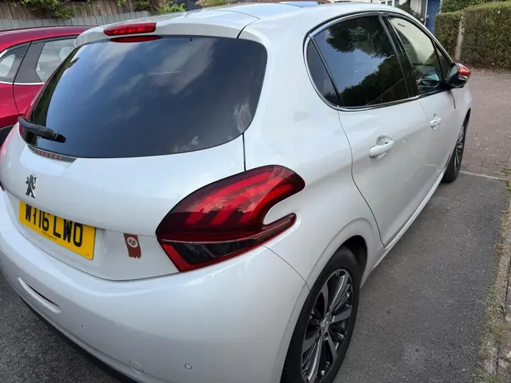 Peugeot 208 2016 photo 3