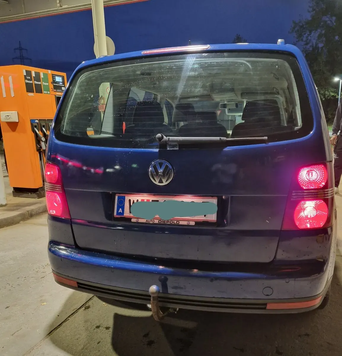 Volkswagen Touran 2010 photo 2
