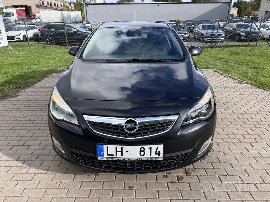 Opel Astra 2010 photo 2