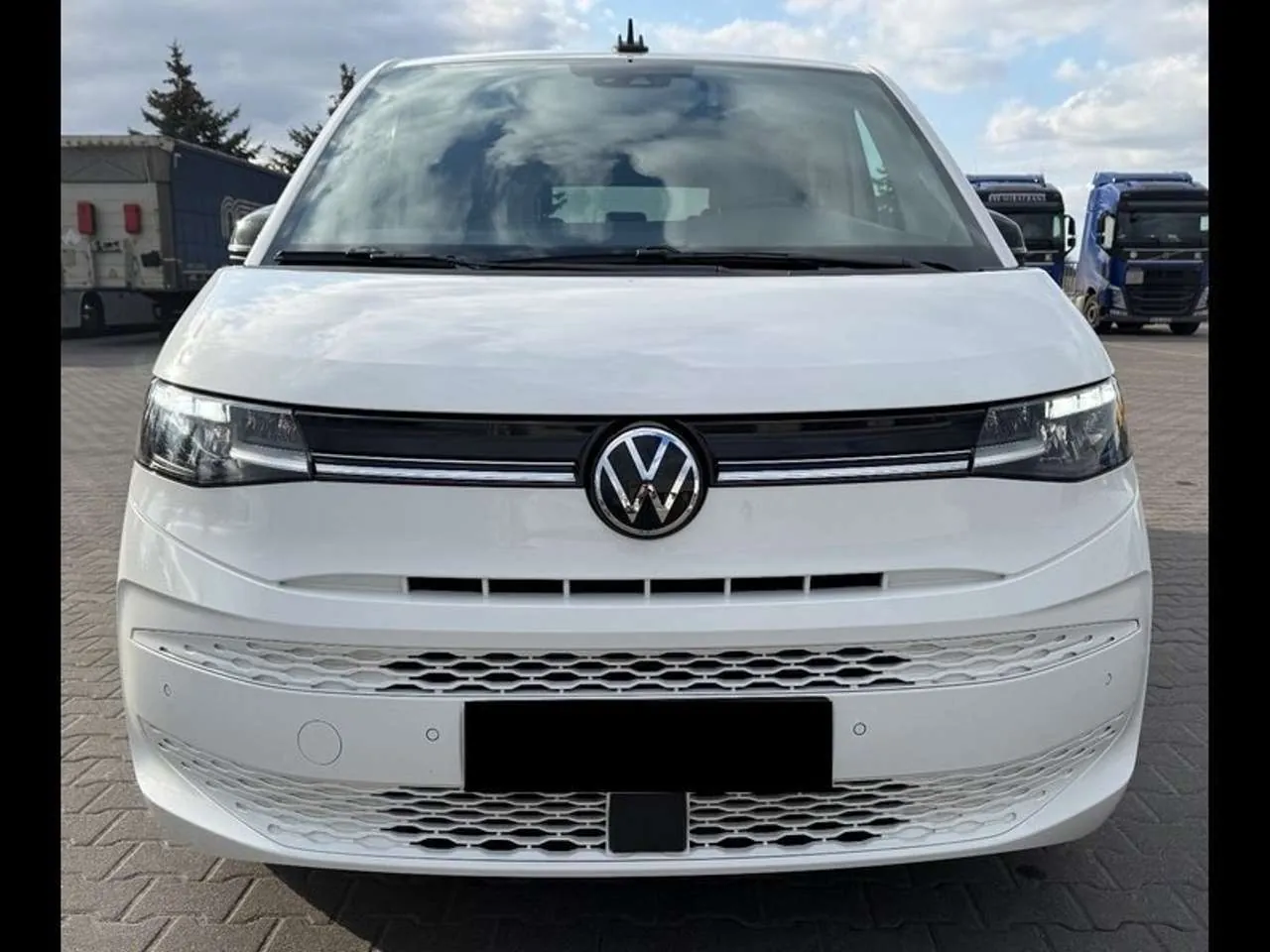 Volkswagen T7 Multivan 2024 photo 2