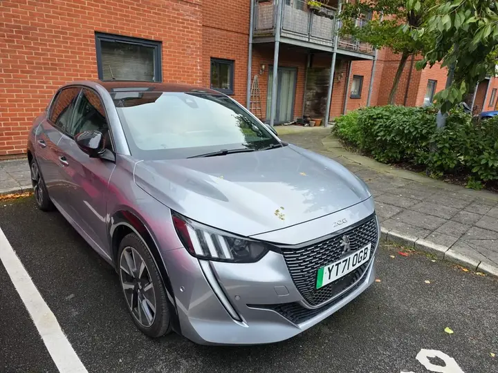 Peugeot E-208