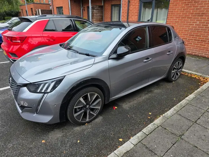 Peugeot E-208 2021 photo 3