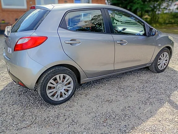 Mazda 2 2009 photo 3