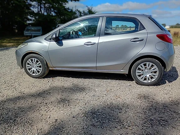 Mazda 2 2009 photo 4