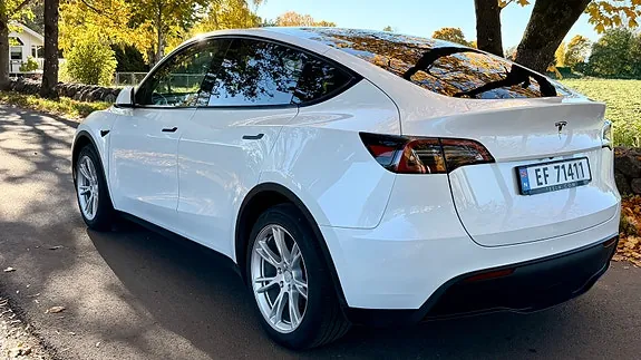 Tesla Model Y 2023 photo 4