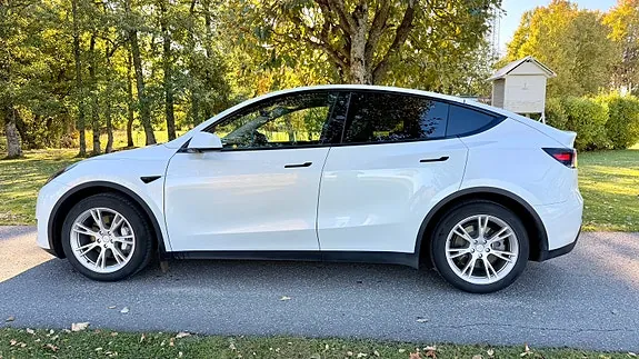 Tesla Model Y 2023 photo 2