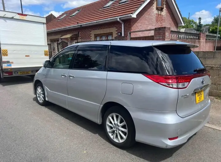 Toyota Estima 2013 photo 3