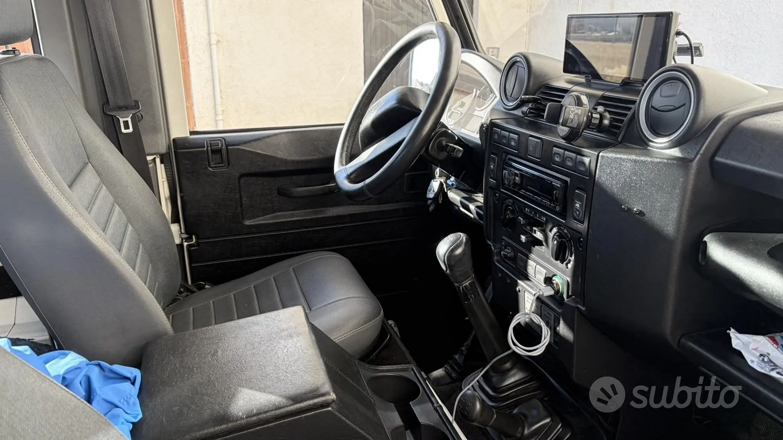 Land Rover Defender 2010 photo 4