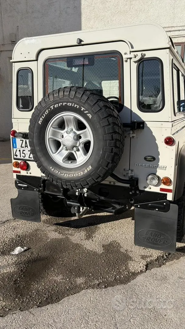 Land Rover Defender 2010 photo 3
