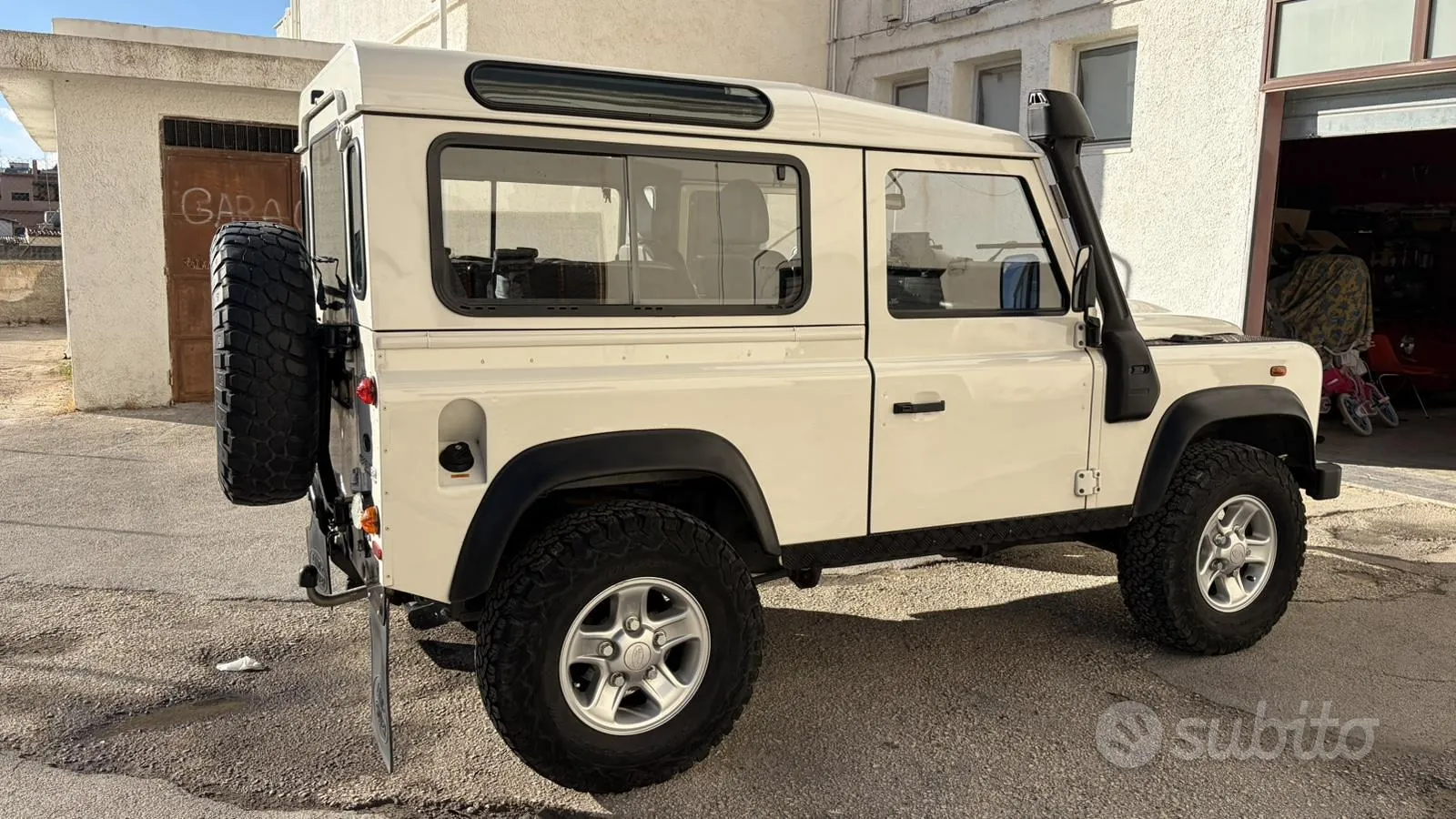 Land Rover Defender 2010 photo 2