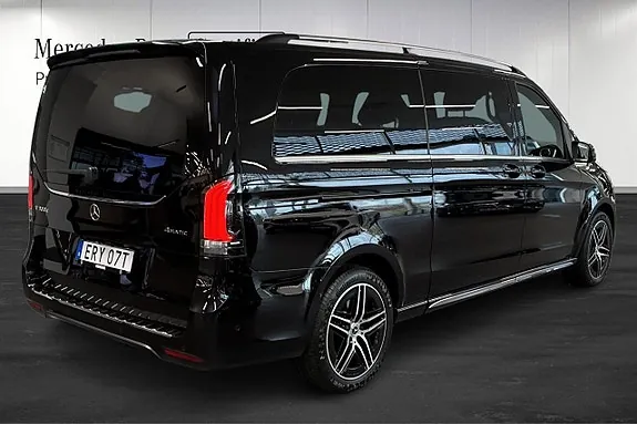 Mercedes-Benz V300 2026 photo 3