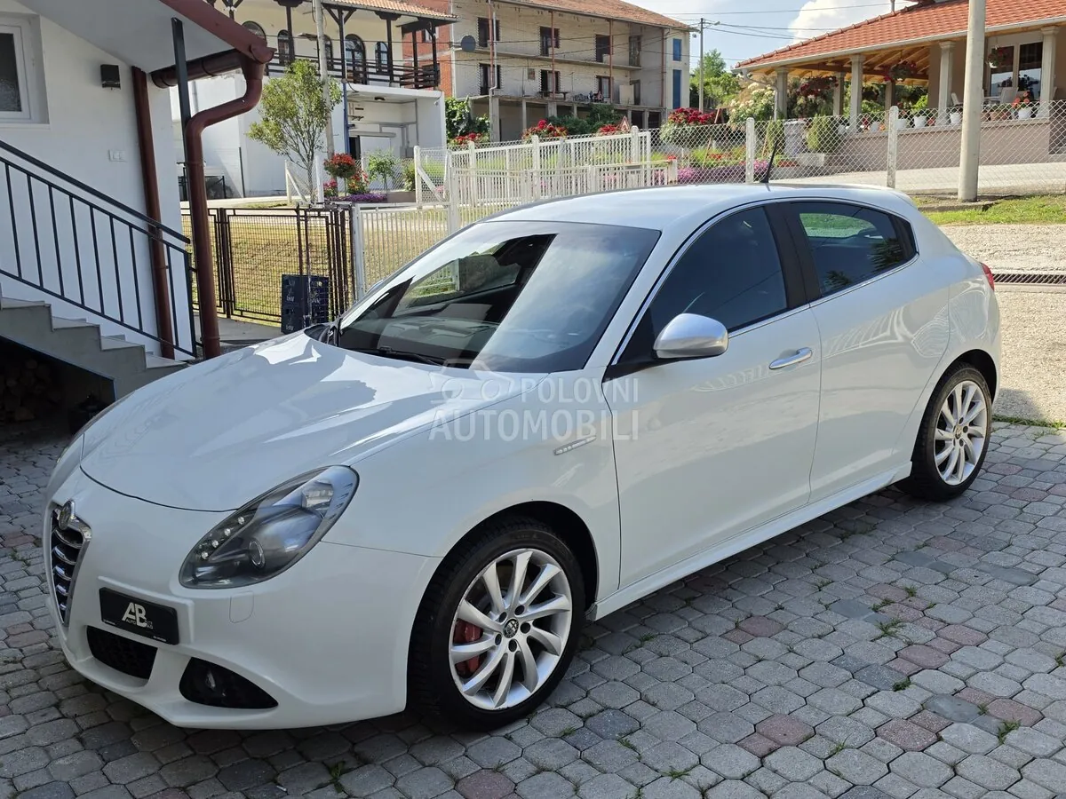 Alfa Romeo Giulietta 2010 photo 2