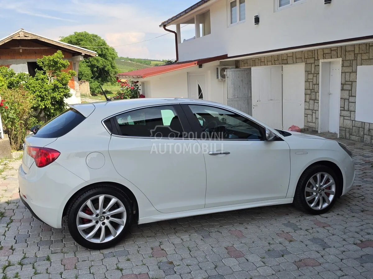 Alfa Romeo Giulietta 2010 photo 5
