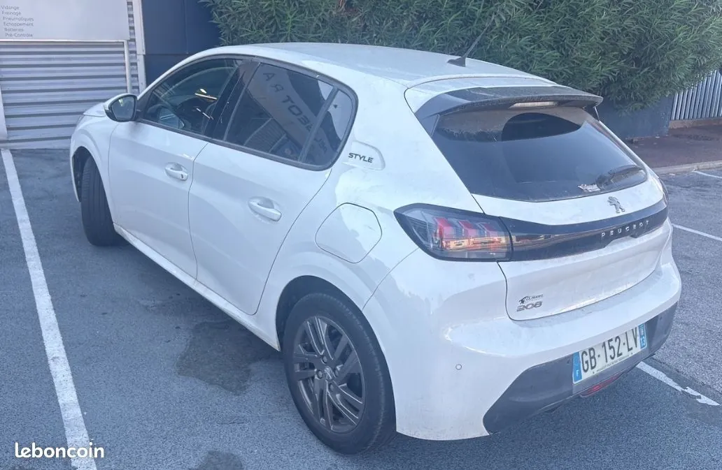 Peugeot 208 2021 photo 2