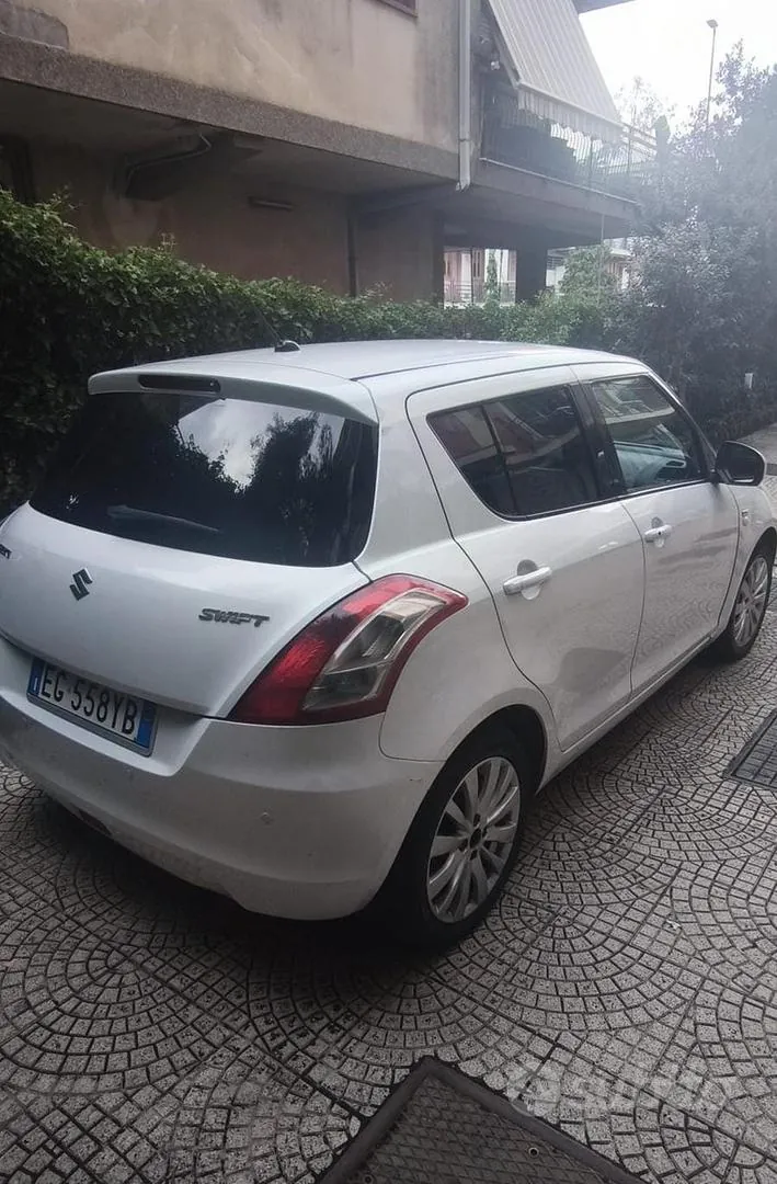 Suzuki Swift 2011 photo 2