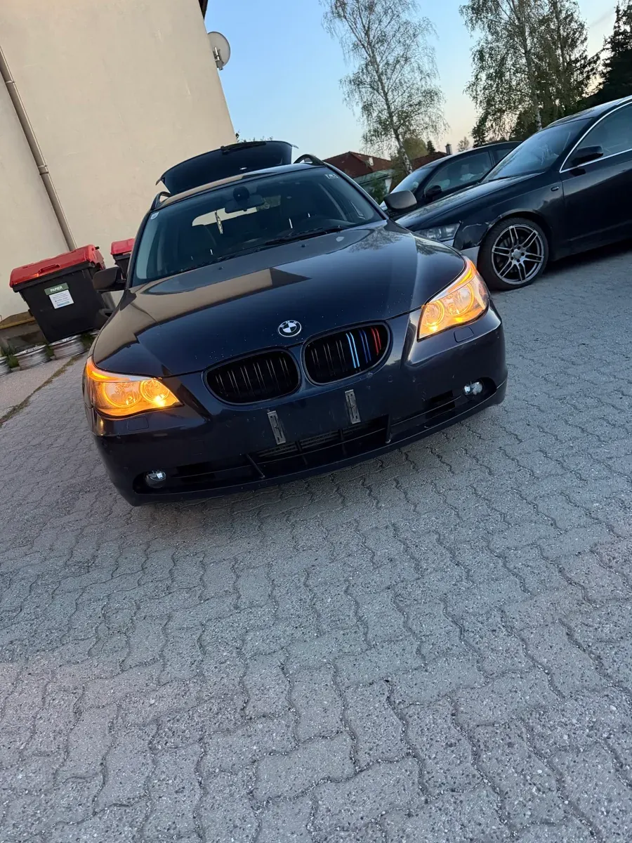 BMW 5 Series 2004 photo 2