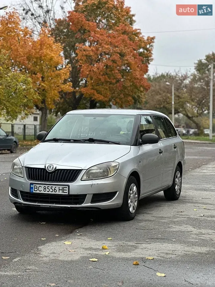 Skoda Fabia 2012 photo 3