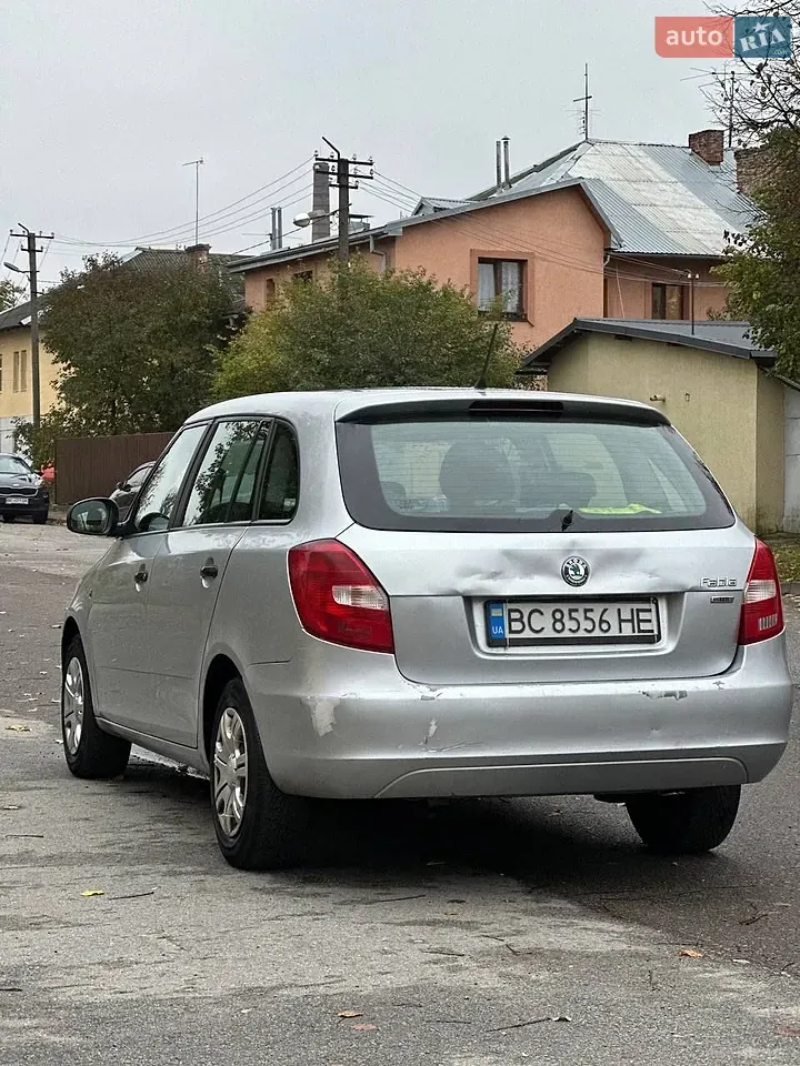 Skoda Fabia 2012 photo 4