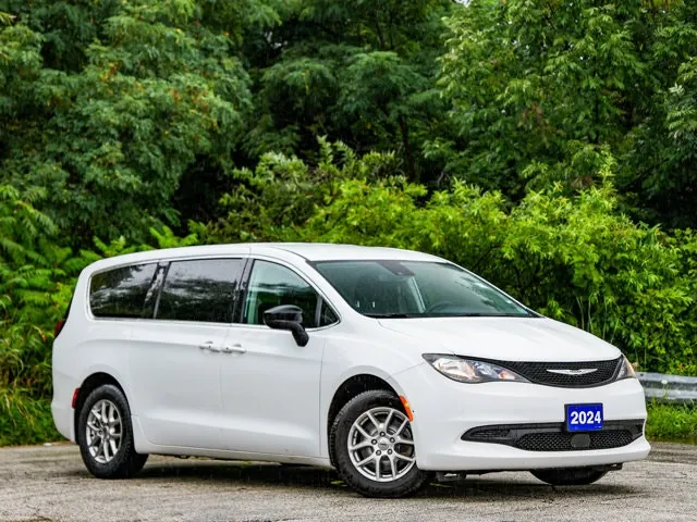 Chrysler Grand Caravan 2024 photo 2