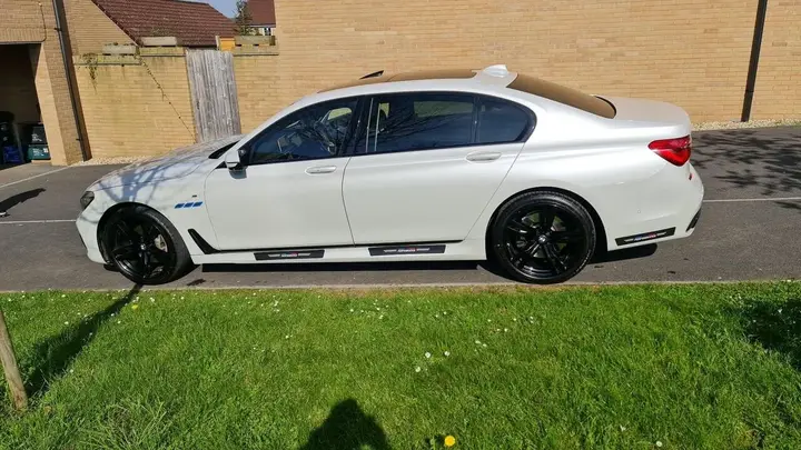 BMW 7 Series 2015 photo 2
