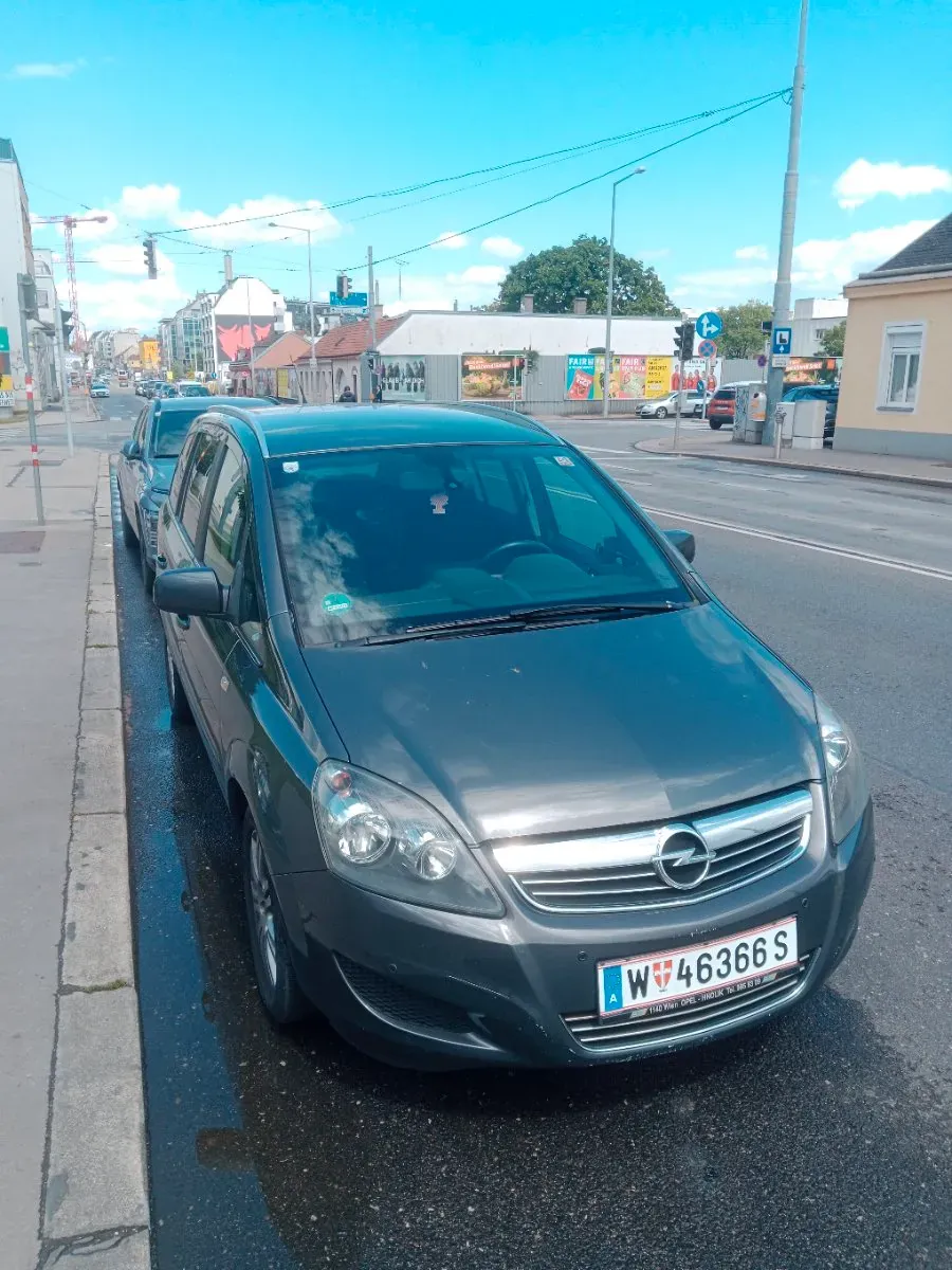 Opel Zafira Tourer 2011 photo 2
