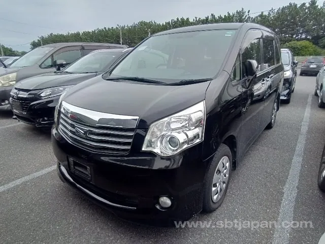 Toyota Noah 2013 photo 2