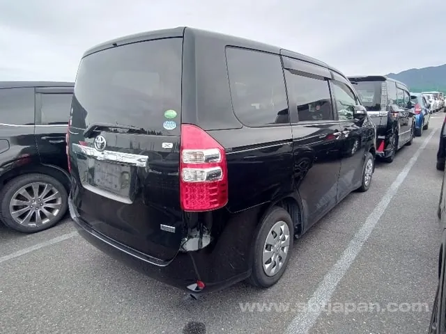 Toyota Noah 2013 photo 4