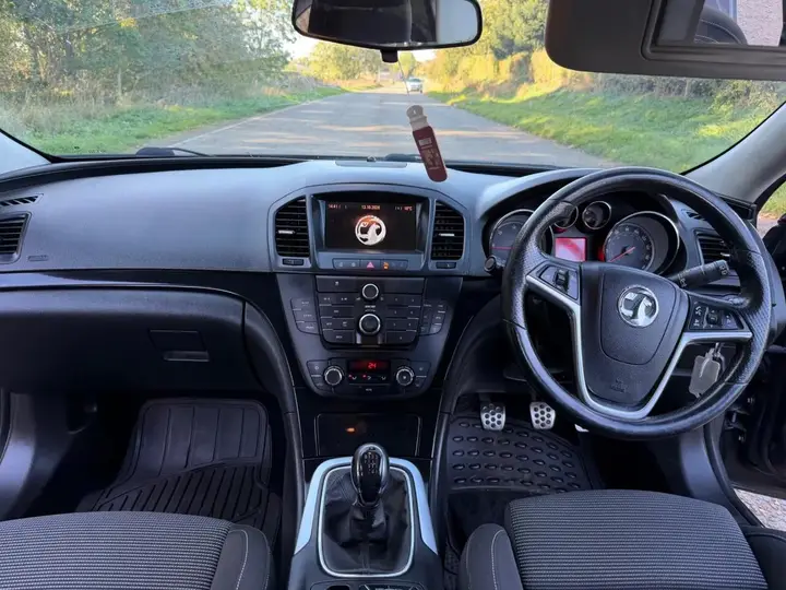 Vauxhall Insignia 2013 photo 3
